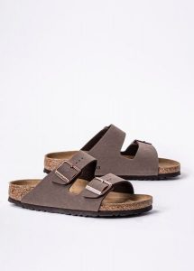 Klapki damskie brązowe Birkenstock Arizona BS Nubuk Mocca. Brązowe klapki Birkenstock, bez wzorów, z materiału, bez obcasa. Za 339,99 zł.