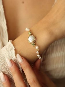 Pierres delicates Pozłacana bransoletka z perłami rozmiar: onesize. Białe bransoletki Pierres delicates, z perłą, pozłacane. Za 52,99 zł.