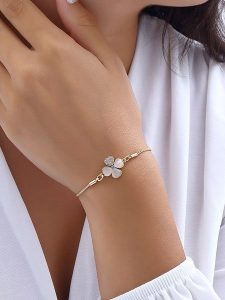 Luja Bijoux Pozłacana bransoletka z cyrkoniami i masą perłową rozmiar: onesize. Białe bransoletki Luja Bijoux, z cyrkonią, pozłacane. Za 70,24 zł.