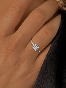 OR Carats Złoty pierścionek z diamentem rozmiar: 58. Szare pierścionki OR Carats, z diamentem, złote. Za 695,99 zł.