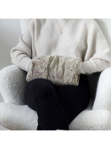 The Concept Factory Ogrzewacz do rąk w kolorze beżowym z mufką - 28 x 18 cm rozmiar: onesize. Brązowe rękawiczki The Concept Factory, bez wzorów, z włókna. Za 41,95 zł.