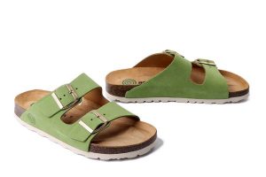 DR. BRINKMANN 700697-71 hellgrun, klapki damskie. Zielone klapki Dr. Brinkmann, bez wzorów, ze skóry, bez obcasa. Za 264,90 zł.