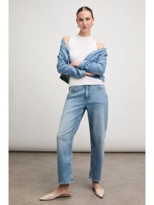 Blue Fire Dżinsy "Kaia" - Curved fit - w kolorze błękitnym rozmiar: W31/L36. Niebieskie jeansy Blue Fire, z aplikacjami, ze skóry. Za 169,95 zł.