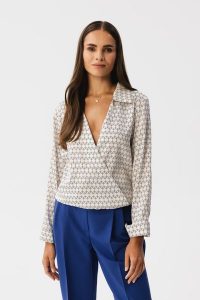Elegancka Bluzka Kopertowa - Model 2. Białe bluzki MOE, l, bez wzorów, z materiału, eleganckie, bez kołnierzyka, bez ramiączek. Za 289,90 zł.