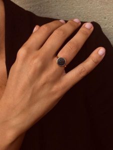 Les Favorites Pozłacany pierścionek z cyrkoniami rozmiar: 54. Czarne pierścionki Les Favorites, z cyrkonią, pozłacane. Za 157,73 zł.