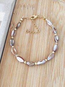 Nakkash Pozłacana bransoletka z masą perłową rozmiar: onesize. Brązowe bransoletki Nakkash, z perłą, pozłacane. Za 78,84 zł.