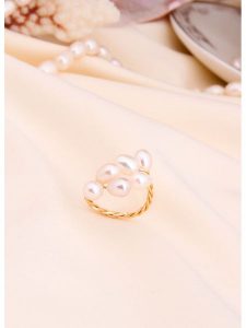 L'Atelier de Gaia Pozłacany pierścionek z perłami rozmiar: onesize. Białe pierścionki L'Atelier de Gaia, z perłą, pozłacane. Za 117,73 zł.