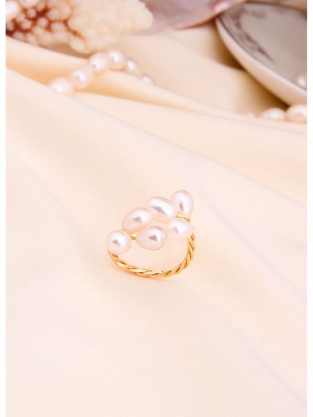 L'Atelier de Gaia Pozłacany pierścionek z perłami rozmiar: onesize. Białe pierścionki L'Atelier de Gaia, z perłą, pozłacane. Za 82,83 zł.