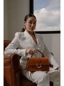 Christian Laurier Skórzana torebka "Katya" w kolorze jasnobrązowym - 25 x 14 x 8 cm rozmiar: onesize. Brązowe torebki klasyczne Christian Laurier, bez wzorów, z materiału, przez ramię, bez dodatków. Za 326,99 zł.