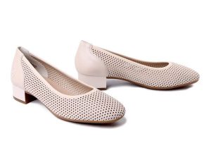 RIEKER 43459-60 beige, czółenka damskie. Brązowe czółenka Rieker, bez wzorów, bez obcasa, bez zapięcia. Za 329,90 zł.