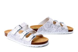 DR. BRINKMANN 700786-03 weiss, klapki damskie. Białe klapki Dr. Brinkmann, bez wzorów, bez obcasa. Za 165,67 zł.