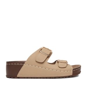 Klapki Go Soft. Brązowe klapki Go Soft, bez wzorów, bez obcasa. Za 99,99 zł.