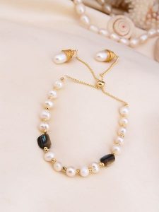 L'Atelier de Gaia Pozłacana bransoletka z perłami i masą perłową rozmiar: onesize. Białe bransoletki L'Atelier de Gaia, z perłą, pozłacane. Za 135,17 zł.