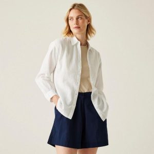 Koszula turystyczna damska Primevere. Białe koszule Regatta, bez wzorów, z bawełny, bez kołnierzyka, bez ramiączek. W wyprzedaży za 216,00 zł.