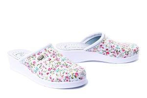 SANITAL FLEX 707/I flower 15, klapki profilaktyczne damskie. Białe klapki Sanital-Flex, bez wzorów, ze skóry, bez obcasa, na koturnie. Za 119,90 zł.