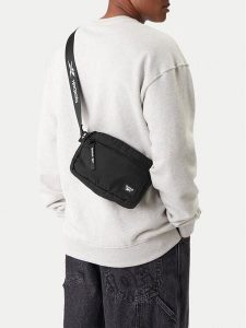 Reebok Torebka CEOWB-RBK-KL-003-09 Czarny. Czarne listonoszki Reebok, bez wzorów, z materiału, bez dodatków. Za 69,99 zł.