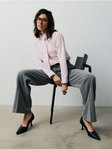 Bawełniana koszula oversize w paski, z krawatem - wielobarwny. Koszule Sinsay, l, bez wzorów, z bawełny, bez kołnierzyka, bez ramiączek. Za 49,99 zł.