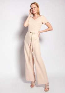 Elegancki Kombinezon z Dekoltem Typu Carmen - Beżowy. Brązowe kombinezony Lanti, l, bez wzorów, z materiału, eleganckie, bez kołnierzyka, bez ramiączek. Za 242,90 zł.