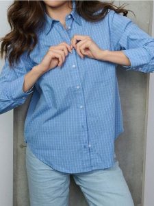 Bawełniana koszula w kratę - błękitny. Niebieskie koszule Sinsay, l, bez wzorów, z bawełny, bez kołnierzyka, bez ramiączek. Za 39,99 zł.