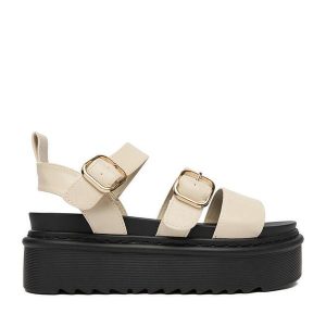 Sandały DeeZee. Białe sandały DeeZee, bez wzorów, bez obcasa, na płaskiej podeszwie, bez zapięcia. Za 149,99 zł.