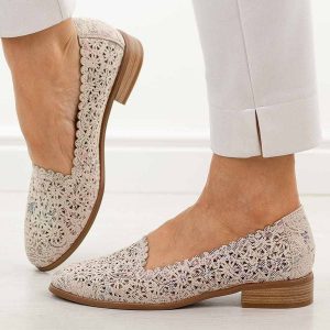 Beżowe ażurowe półbuty damskie Potocki 12320. Brązowe półbuty POTOCKI, na lato, w ażurowe wzory, ze skóry, z okrągłym noskiem, bez obcasa, na obcasie, bez zapięcia. Za 169,00 zł.