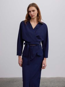 BGN Bluzka w kolorze granatowym rozmiar: 38. Niebieskie bluzki BGN, bez wzorów, bez kołnierzyka, bez ramiączek. Za 57,06 zł.