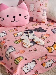 Zestaw: koc i skarpetki z motywem kotów - wielobarwny. Skarpetki Sinsay, bez wzorów. Za 35,99 zł.