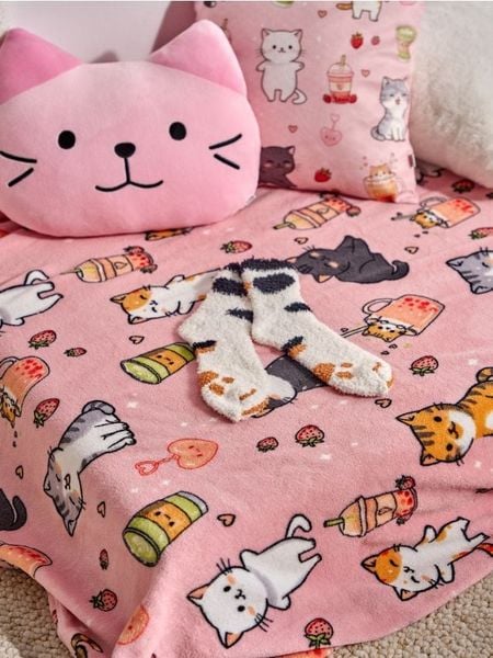 Zestaw: koc i skarpetki z motywem kotów - wielobarwny. Skarpetki Sinsay, bez wzorów. Za 35,99 zł.