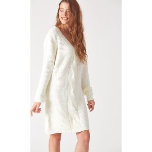 Sweter w kolorze kremowym. Białe długie swetry marki Robin, z okrągłym kołnierzem. W wyprzedaży za 159,95 zł.