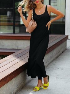 Milan Kiss Sukienka w kolorze czarnym rozmiar: M. Czarne sukienki Milan Kiss, na co dzień, m, bez wzorów, bez kołnierzyka, bez ramiączek, maxi, proste. Za 130,99 zł.