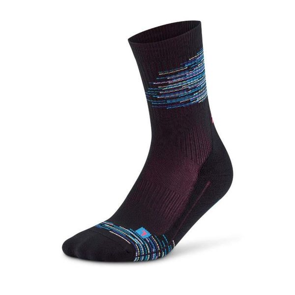 Krótkie skarpety kompresyjne Paris Vibes 80's damskie CEP. Czarne skarpetki CEP, bez wzorów. Za 74,00 zł.