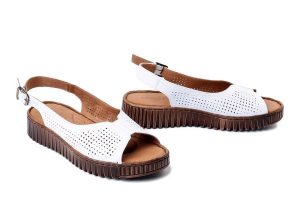 KOCH 030.332.3267 white, sandały damskie. Białe sandały KOCH, bez wzorów, z gumy, bez obcasa, bez zapięcia. Za 239,90 zł.