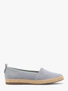 Niebieskie espadryle ze skóry welurowej. Niebieskie espadryle Ryłko, bez wzorów, ze skóry, bez obcasa, na płaskiej podeszwie. W wyprzedaży za 229,99 zł.