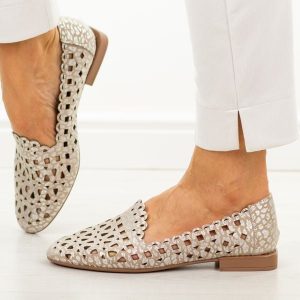 Beżowe skórzane ażurowe półbuty damskie Filippo Dp7710/26. Brązowe półbuty Filippo, na lato, w ażurowe wzory, z jeansu, z okrągłym noskiem, bez obcasa, na płaskiej podeszwie, bez zapięcia. Za 219,00 zł.