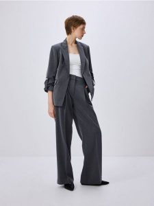 Marynarka z podwiniętymi rękawami - szary. Szare marynarki i żakiety Reserved, l, bez wzorów, z tkaniny. W wyprzedaży za 119,99 zł.