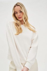 Bluza z koralikami biała. Białe bluzy MOODO, l, bez wzorów, z bawełny, bez kaptura. W wyprzedaży za 99,99 zł.