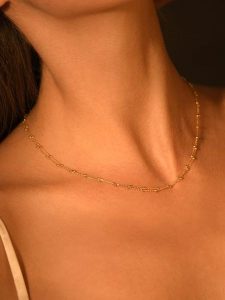 OR ÉCLAT Złoty naszyjnik "Chaine" z elementami ozdobnymi - dł. 43 cm rozmiar: onesize. Żółte naszyjniki OR ÉCLAT, złote. Za 1 870,99 zł.