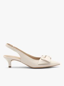 Kremowe czółenka damskie slingback na kaczuszce. Brązowe czółenka Ryłko, bez wzorów, z lakierowanej skóry, bez obcasa, na obcasie, bez zapięcia. W wyprzedaży za 297,49 zł.