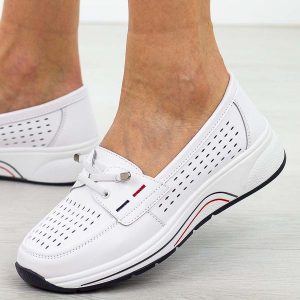 Białe ażurowe skórzane półbuty damskie S.Barski 871. Białe półbuty S.BARSKI, na jesień, w ażurowe wzory, z jeansu, bez obcasa, na płaskiej podeszwie, bez zapięcia. Za 229,00 zł.