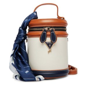 Torebka Guess. Brązowe torebki klasyczne Guess, z aplikacjami, bez dodatków. Za 299,99 zł.