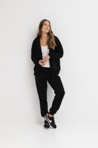 LEKKIE SPODNIE CELINE CZARNE L - Flawless. Czarne spodnie dresowe Flawless, l, bez wzorów, z bawełny. Za 320,00 zł.