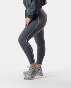 Damskie legginsy z wysokim stanem i kontrastowym lampasem na siłownię – szary. Szare legginsy AESTHETIC WOLF, bez wzorów, z dzianiny, z podwyższonym stanem, długie. Za 239,99 zł.