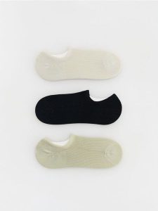Krótkie skarpetki 3 pack - czarny. Czarne skarpetki Reserved, bez wzorów. W wyprzedaży za 22,99 zł.