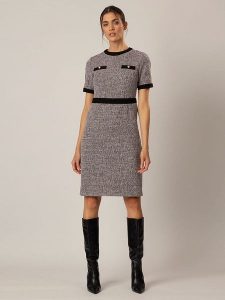 APART Sukienka w kolorze czarnym rozmiar: 38. Czarne sukienki Apart, bez wzorów, bez kołnierzyka, bez ramiączek, mini. Za 233,45 zł.