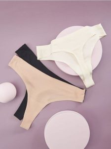 Majtki stringi 3 pack - czarny. Czarne stringi Sinsay, bez wzorów, prążkowane. Za 25,99 zł.