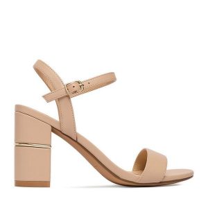 Sandały JENNY. Brązowe sandały Jenny, bez wzorów, bez obcasa, na słupku, bez zapięcia. Za 129,99 zł.