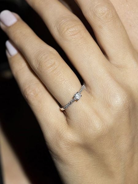 DIAMANTA Złoty pierścionek "Solitaire Royal" z diamentami rozmiar: 48. Szare pierścionki DIAMANTA, z diamentem, złote. Za 2 922,40 zł.