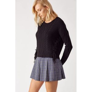 Sweter w kolorze czarnym. Czarne długie swetry marki Robin, z okrągłym kołnierzem. W wyprzedaży za 189,95 zł.