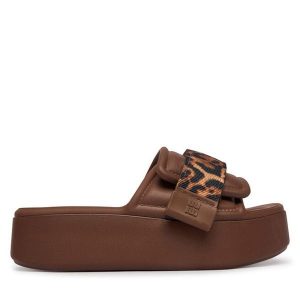 Klapki Melissa. Brązowe klapki Melissa, bez wzorów, bez obcasa. Za 476,99 zł.
