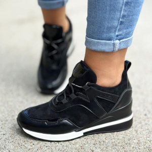 Czarne sneakersy półbuty damskie Vinceza 10743. Czarne półbuty VINCEZA, bez wzorów, ze skóry, bez obcasa, na koturnie, bez zapięcia. Za 129,00 zł.